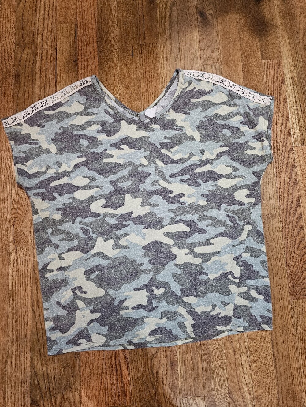 Women XL Camouflage Lace-Trim V-Neck Top